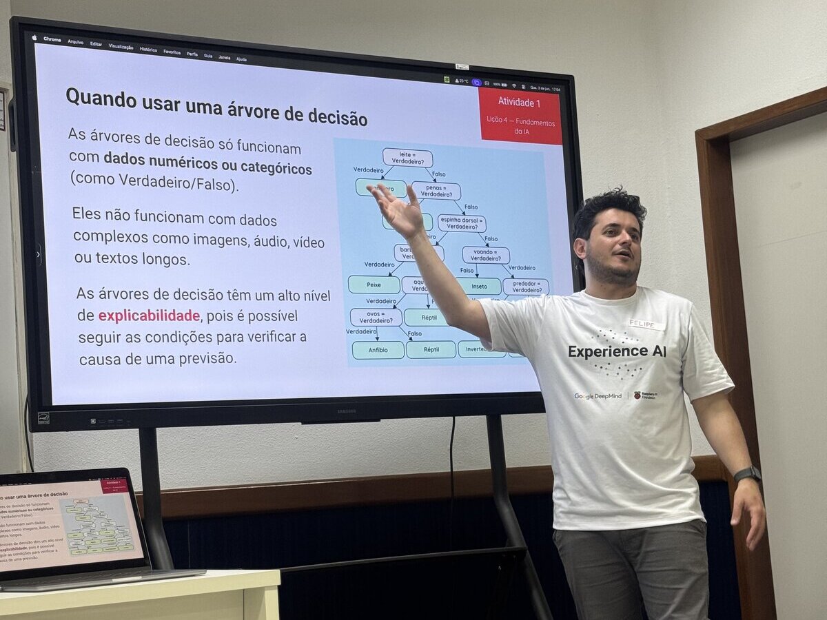 Homem vestindo camiseta 'Experience AI' aponta para uma tela digital com slide intitulado 'Quando usar uma árvore de decisão'. À esquerda, há um notebook reproduzindo o mesmo conteúdo.